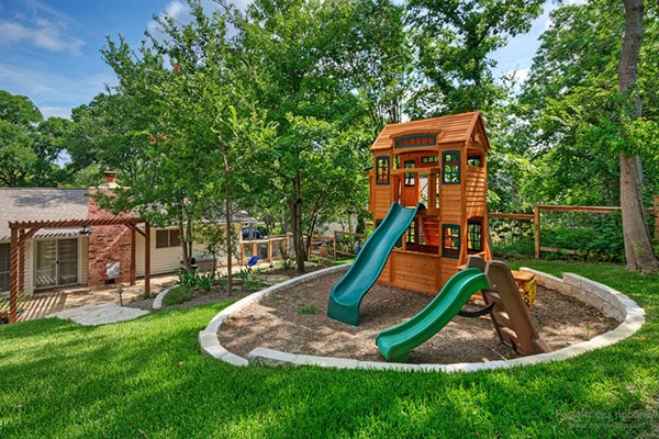 Монтаж детского игрового комплекса на дачном участке